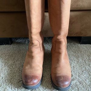 Fabulous Ugg fully lined Leather boots.